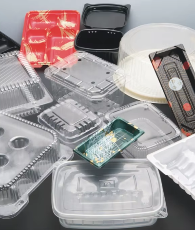 Barquettes en plastique de différentes formes et couleurs.